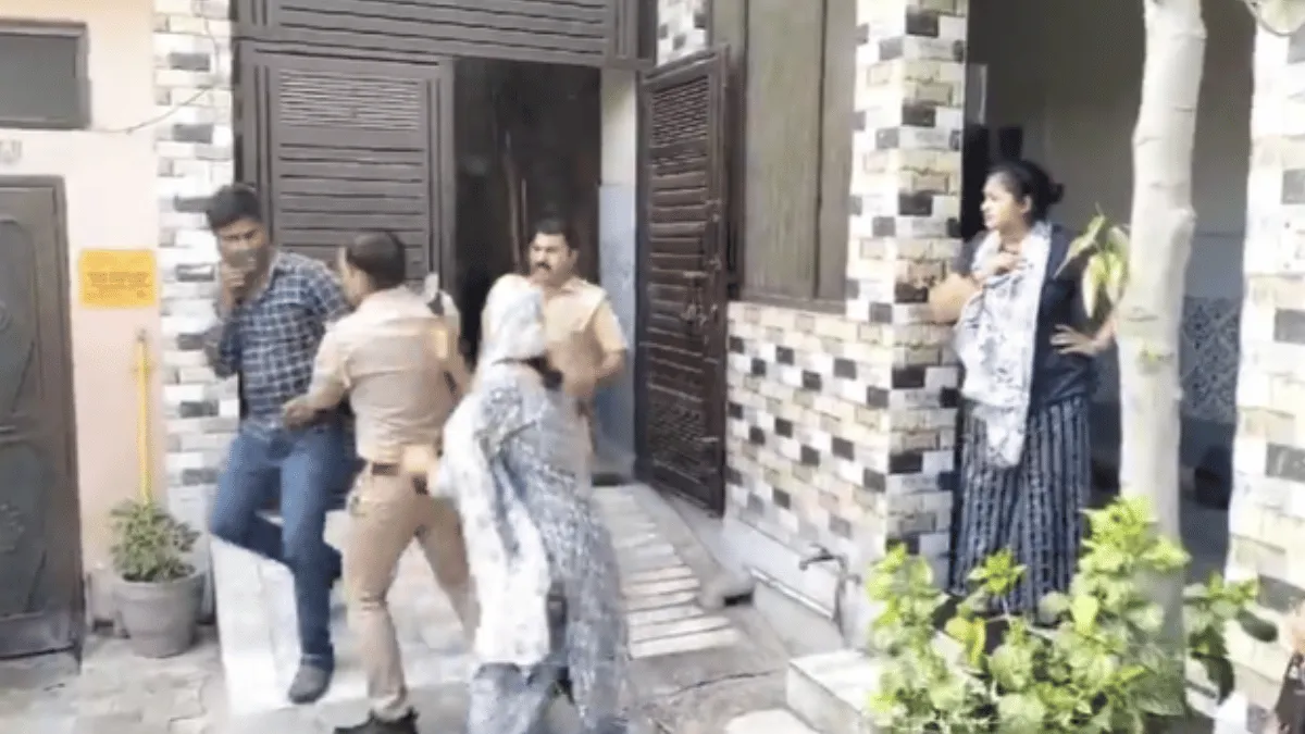 viral-video-cheating-husband-slaps-fights-with-wife-after-being-caught-with-girlfriend-police-intervenes-internet-reacts